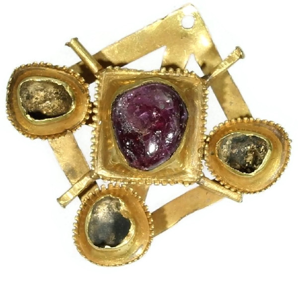 Late medieval early renaissance gold brooch (image 2 of 9)